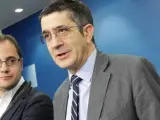 El secretario de Relaciones Políticas del PSOE, Patxi López (d), y el secretario general de los socialistas riojanos, César Luena.