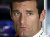 El piloto australiano de Red Bull, Mark Webber, en su garaje tras los libres del G. P. de Bahrein.