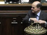 El secretario general del Partido Demócrata, Pier Luigi Bersani, deposita su voto durante la tercera votación para la Jefatura del Estado de Italia en la Cámara de los Diputados en Roma (Italia.
