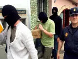 Agentes de la Policía Nacional salen del bar Faisán de Behobia (Irún), dentro de la operación contra la red de financiación de ETA.