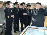 El líder norcoreano Kim Jong-un (d) dando instrucciones durante una inspección a ejercicios terrestres del Ejército en la costa este de Corea del Norte.