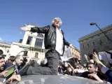 El líder del Movimiento 5 Estrellas, Beppe Grillo, se sube a su coche en medio de la protesta contra la reelección de Napolitano.