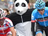 Purito Rodríguez es alcanzado por el irlandés Daniel Martin, al final ganador, dentro de un animado último kilómetro, como demuestra el aficionado vestido de oso panda, de la Lieja-Bastoña-Lieja 2013.