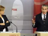 La vicesecretaria general del PSOE, Elena Valenciano, y el diputado vasco Ramón Jáuregui en una imagen de archivo.