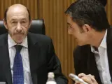El secretario general del PSOE, Alfredo Pérez Rubalcaba (i), conversa con el secretario del Grupo Parlamentario Socialista en el Congreso, Eduardo Madina.