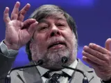 El cofundador de Apple, Steve Wozniak, habla durante su conferencia en el Entel Summit 2012, en Chile.