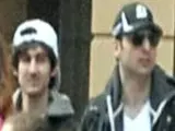 Fotografía colgada en la página del FBI donde aparecen los dos sospechosos de colocar las bombas que hicieron explosión el pasado lunes en la recta final de la maratón de Boston, Tamerlan y Dzhokhar Tsarnaev.
