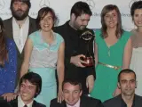 Miembros del equipo de El Intermedio (La Sexta) recogen el premio de la Academia de Televisión al mejor programa de entretenimiento.