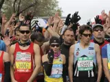 Atletas participantes en el maratón de Madrid 2013 muestran su solidaridad con Boston.