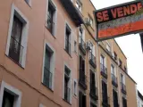 El cartel de Se Vende en la fachada de un edificio.