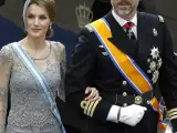 Los Príncipes de Asturias, Felipe de Borbón y Letizia Ortiz, a su llegada a la Nieuwe Kerk de Amsterdam para asistir a la coronación del príncipe Guillermo-Alejandro de Orange como rey de Holanda.