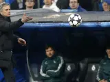 José Mourinho, técnico del Real Madrid, devuelve un balón durante la vuelta de las semifinales de la Champions League 2012-13.