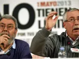 Ignacio Férnandez Toxo (d) y Cándido Méndez (i), durante la rueda de prensa que han ofrecido en la sede de UGT, previa al inicio de la manifestación por el Primero de Mayo.