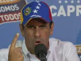 El candidato presidencial de la oposición venezolana, Henrique Capriles, habla con la prensa nacional e internacional.