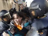 Un grupo de estudiantes, al que también se han sumado algunos padres de alumnos y dirigentes políticos de izquierda, han cortado el tráfico en el centro de Valencia, frente al IES Lluís Vives, donde la Policía detuvo a seis personas por desórdenes y desobediencia durante una protesta contra los recortes en la enseñanza de la Generalitat Valenciana.