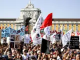 Manifestantes convocados por el CGTP, el sindicato mayoritario de Portugal, se reunen en la Plaza de Comercio de la capital lusa para protestar contra los recortes del Gobierno.