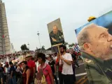 Algunas personas sostienen imágenes del líder cubano Fidel Castro durante las celebraciones del 1º de Mayo de 2013, en la Plaza de la Revolución de La Habana (Cuba).