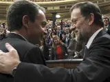 José Luis Rodríguez Zapatero y Mariano Rajoy se saludan tras la investidura del presidente del Gobierno.
