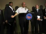 (i-d) El alcalde de Cleveland, y varios agentes de policía, el 7 de abril de 2013, durante la rueda de prensa en la que se dieeron detalles sobre el secuestro de las tres jóvenes de Cleveland.