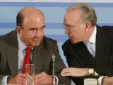 El presidente del Banco de Santander, Emilio Botín (i), conversa con el presidente de La Caixa, Isidro Fainé (d), al comienzo de la reunión.