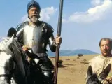 Alfredo Landa (d) interpretando a Sancho Panza en la serie para la televisión de El Quijote.