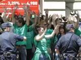 La 'marea verde' de profesores en una protesta por los recortes en la educación pública en Madrid.
