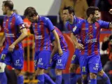 Los jugadores del Levante celebran un gol.