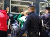 La Policía detiene a varios jóvenes que participaron en Valencia en las protestas contra los recortes educativos el 9-M.