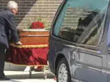 El féretro con los restos mortales de Alfredo Landa, fallecido ayer en Madrid a los 80 años, llegan al cementerio de Santa Ana, en Colmenar Viejo (Madrid).