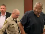 El ex deportista O.J. Simpson, el 13 de mayo de 2013, al terminar la sesión del juicio en su contra celebrado en el tribunal del distrito de Clark County, en Las Vegas (Estados Unidos).