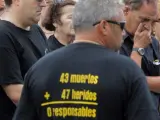Familiares y allegados guardan un minuto de silencio en la superficie del lugar donde en 2006 tuvo lugar el accidente de metro más grave ocurrido en España, que costó la vida a 43 personas en València.