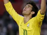 Kaka celebra un gol con la selección de Brasil.
