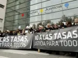 Varias decenas de jueces y fiscales ante las puertas de la Ciudad de la Justicia de Valencia para protestar contra la aplicación de las tasas judiciales en una imagen de archivo.