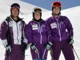 El catalán Ferrán Terra (izquierda), la granadina de origen chileno Carolina Ruiz (centro) y el donostiarra Paul de la Cuesta, tres de los esquiadores del equipo español de esquí alpino que se ejercitan en Sierra Nevada de cara los Juegos de 2014.