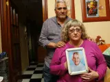 Los padres de Sandra Palo, con un retrato de su hija fallecida.