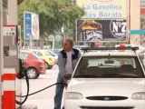 Un hombre llena el depósito de su vehículo en una estación de servicio murciana.