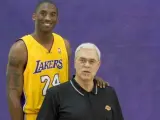 Kobe Bryant y el que fuera su entrenador en los Lakers, Phil Jackson, en una imagen de archivo.