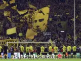 Los jugadores del Borussia Dortmund saludan a sus seguidores al término del partido de ida de las semifinales de la Liga de Campeones ante el Real Madrid, disputado en el estadio Signal Iduna Park de Dortmund, Alemania.