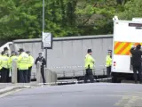 Varios agentes de policía inspeccionan el escenario donde un soldado ha muerto y otros dos han resultado heridos en un ataque con machete en Londres.