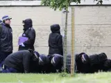 Policías investigan el lugar donde se produjo el asesinato del soldado a manos de dos hombres en el barrio de Woolwich en Londres (Reino Unido). Dos hombres se abalanzaron sobre un soldado en pleno día y lo mataron a machetazos invocando a Alá.