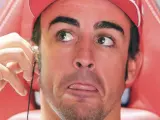 El piloto de Ferrari Fernando Alonso hace un gesto tras los primeros libres del GP de Mónaco.
