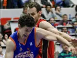 Rodrigo San Miguel, del Valencia Basket, intenta superar a Pedro Llompart, del CAI Zaragoza.