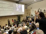 Asistentes aplauden tras la presentación de los resultados del experimento ATLAS, durante el seminario del Centro Europeo de Física de Partículas (CERN) para presentar los resultados de los dos experimentos paralelos que buscan la prueba de la existencia de la partícula de Higgs, base del modelo estándar de física, en Meyrin, Suiza.