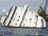 El Costa Concordia sigue encallado frente a la isla italiana del Giglio un año después de su naufragio.