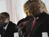 El presidente de Zimbabue, Robert Mugabe (izq.), junto al primer ministro del país, Morgan Tsvangirai, tras la firma de una nueva constitución el 22 de mayo de 2013.