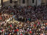 Miles de personas han desbordado de nuevo las previsiones al abarrotar la plaza de la Virgen de Valencia para mostrar su solidaridad con la Asociación de Víctimas 3 de Julio.