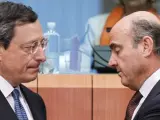 El presidente del Banco Central Europeo (BCE), Mario Draghi (i), y el ministro español de Economía y Competitividad, Luis de Guindos.