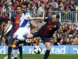 El jugador del Barça, Andrés Iniesta, intenta controlar el balón ante la oposición de Borja, del Getafe.