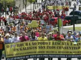 Varios de los manifestantes que participaron en una protesta de afectados por las preferentes, que tuvo como destino la residencia oficial del presidente de la Xunta de Galicia.