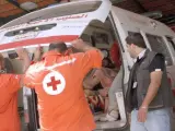 Miembros de la Cruz Roja de El Líbano atienden a heridos de la ciudad siria de Al Qusair, el 08 de junio de 2013.